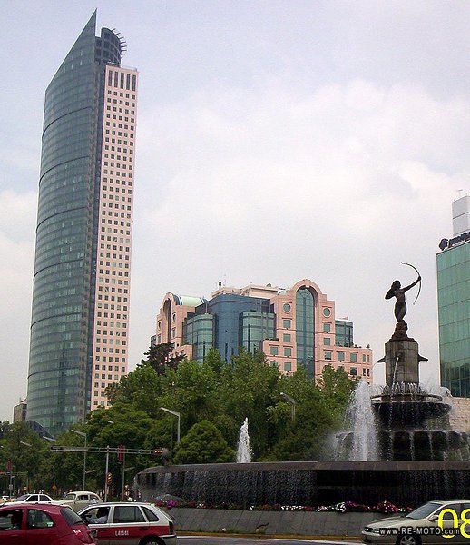 The Diana Cazadora, with the Torre Mayor in the background