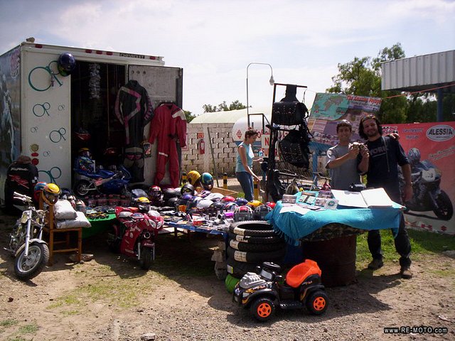 Vendiendo en el encuentro de motos de Teotihuac&aacute;n