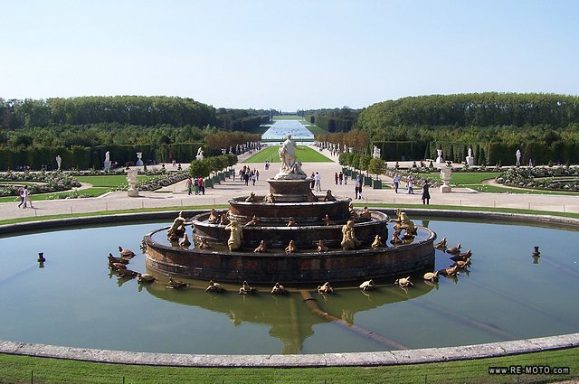 The gardens of the palace of Versalles seem unending.