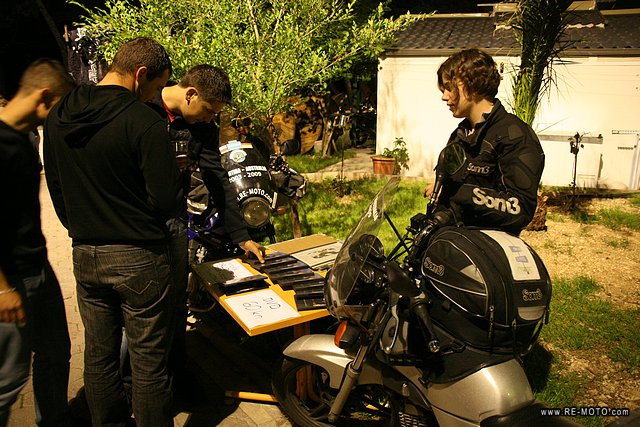 Vendiendo DVDs en un evento de motos en Makarska.