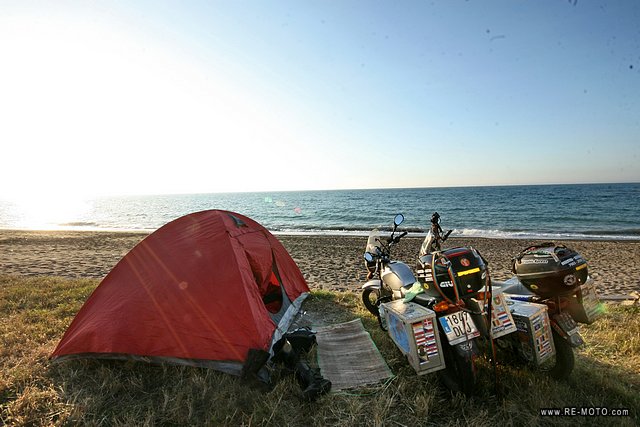 Tomamos por la ruta que bordea el Mar negro y acampando en Akcakoca.