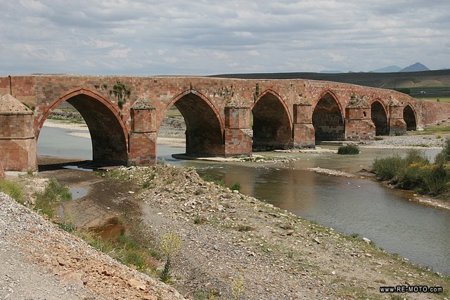 Un puente muy antiguo en el medio de la nada.