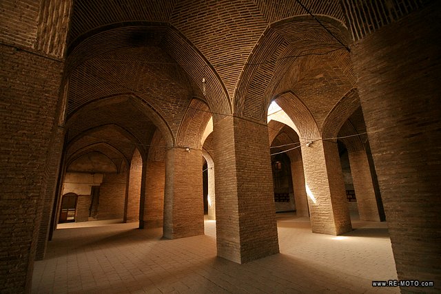 Columns and vaults of the Jameh Mosque.