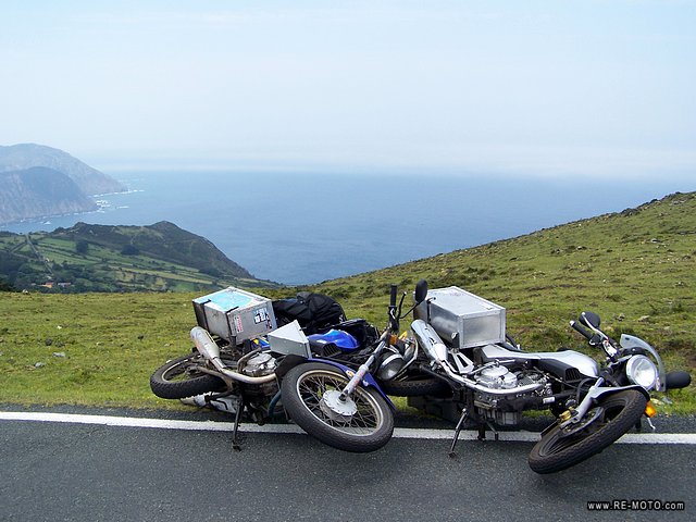 Nunca soltar las motos para tomar una foto con mucho viento...!