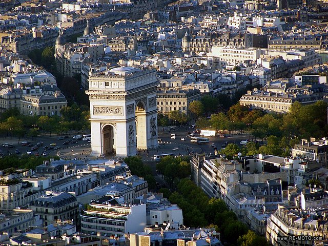 The Arc del Triomphe, seen from the Eiffel tower.