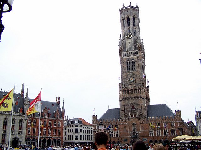 The architecture in Bruges is sometimes a bit extravagant, like this tower, which stunned us with its deproportion.