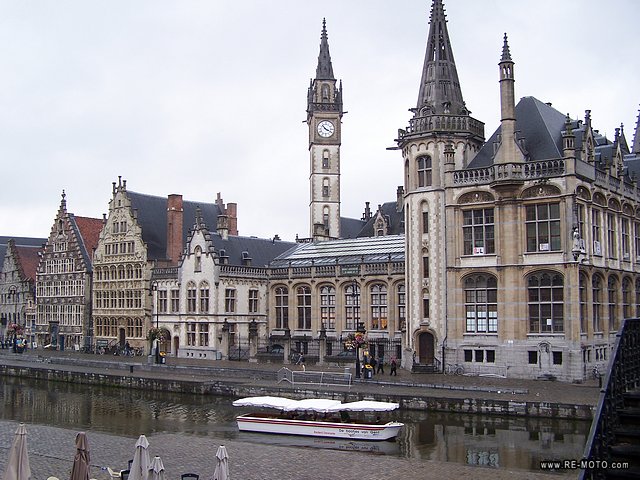 In Ghent you find everything from medieval castles to gothic churches, and numerous squares and parks.