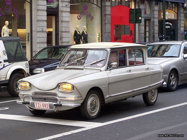 A Citroen Ami 8. It reminds me of the one my parents had in their youth.