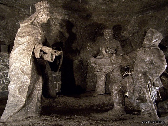 The old salt mine of Wieliczka is more than 320 metres deep and has more than 300 km of tunnels. Its main attraction are the sculptures carved into the salt.