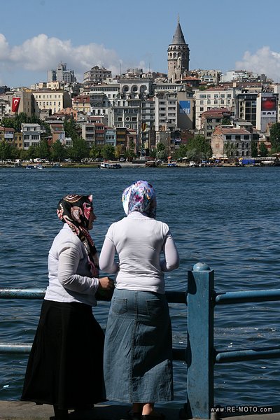 In Istanbul, the mayority of the women dress according to western fashion, but it is common to see women with their hair covered and wearing long and hot clothing.